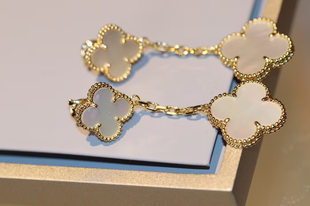 VCA Magic Alhambra Earrings, 2 Motifs - Image 4