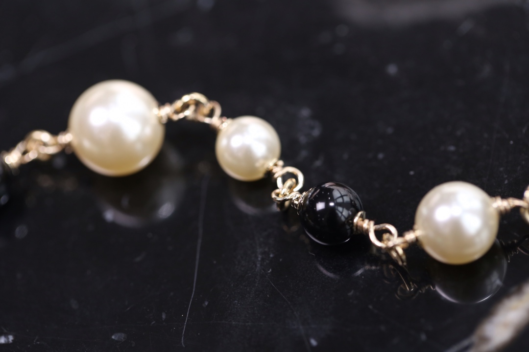 Chanel Black Bead Vintage Pearl Bracelet with CC Charm - Image 4
