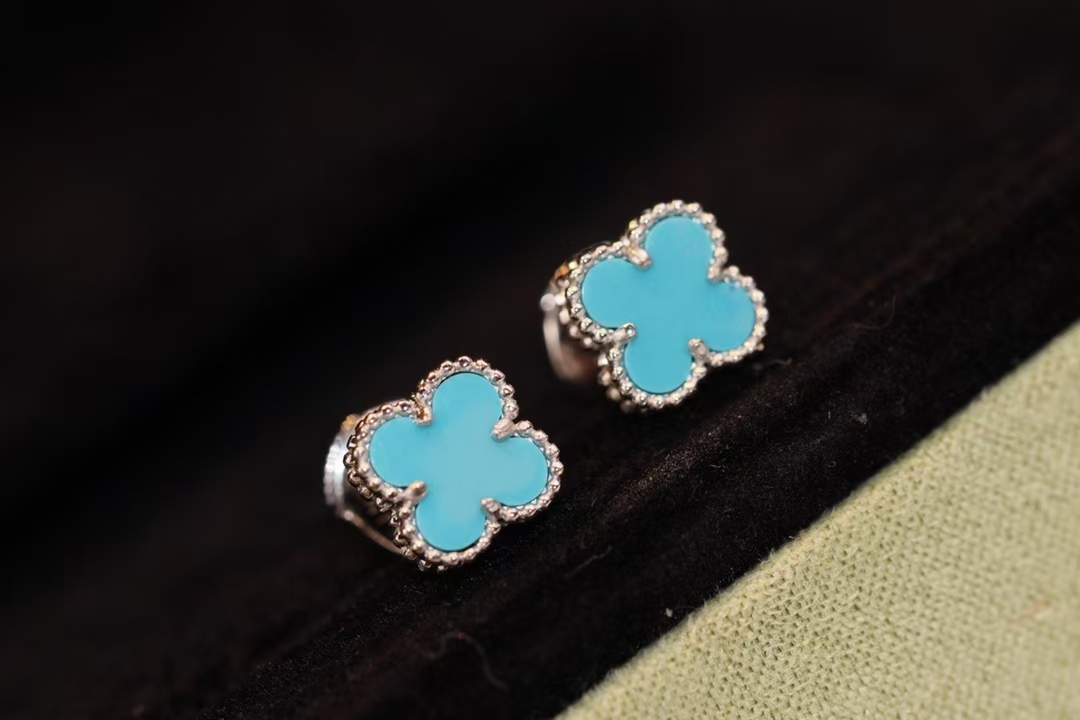 VCA Sweet Alhambra Earstuds Earring - Mini - Image 5