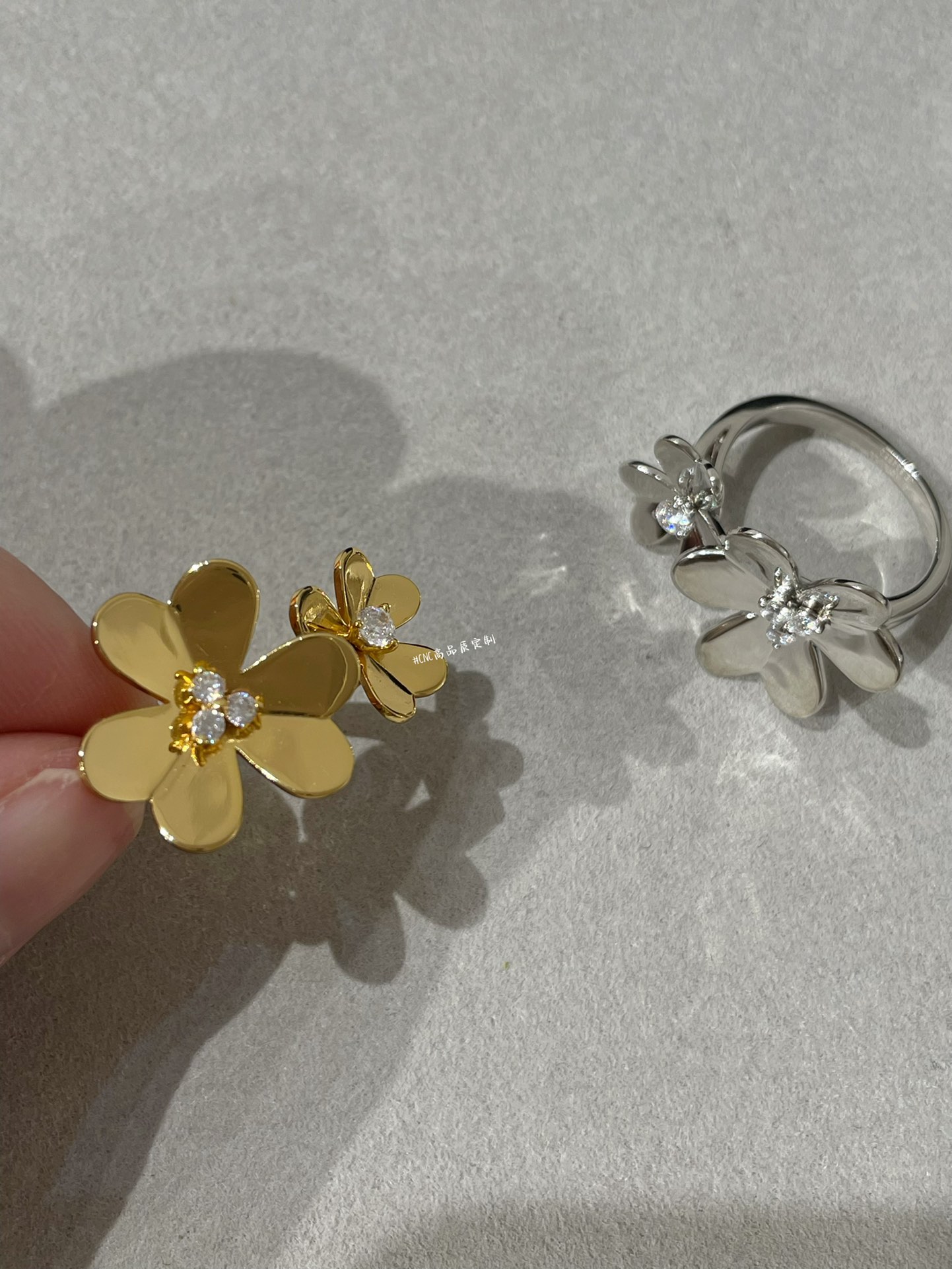 VCA 2 Flowers Frivole Between the Finger Ring - Image 11