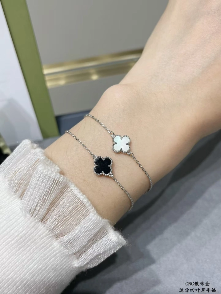 VCA Black Onyx Sweet Alhambra Black Agate Bracelet, 1 Motif