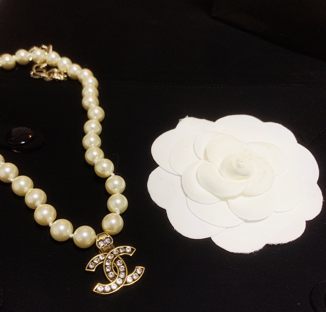 Chanel Vintage Pearl Choker with CC Pendant Necklace - Image 4