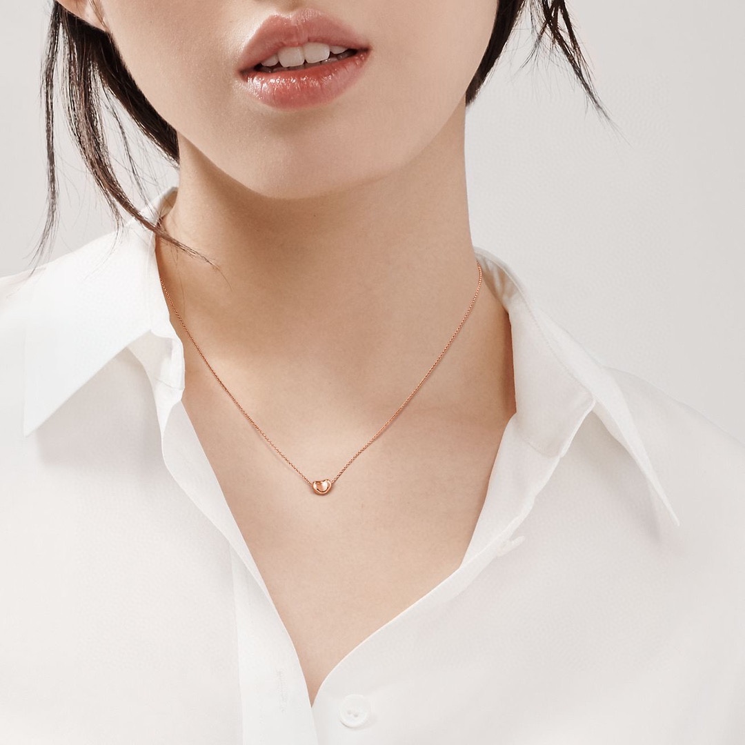 Tiffany Elsa Peretti® Bean® design Pendant Necklace in Yellow Gold, 6.5 mm - Image 2