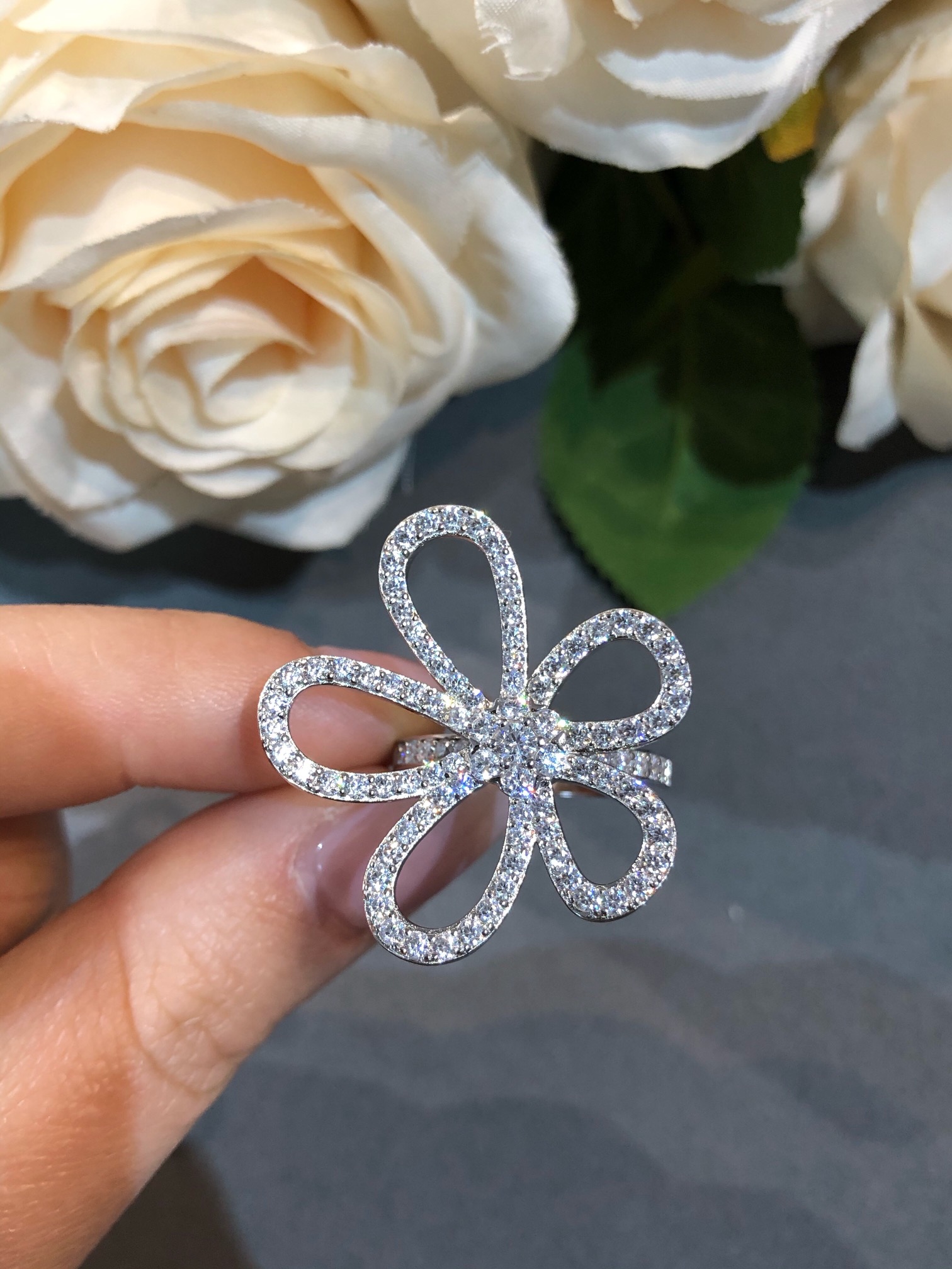 VCA Flowerlace Ring