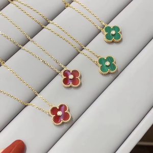 VCA Carnelian Malachite Vintage Alhambra Pendant Necklace, 1 Motif