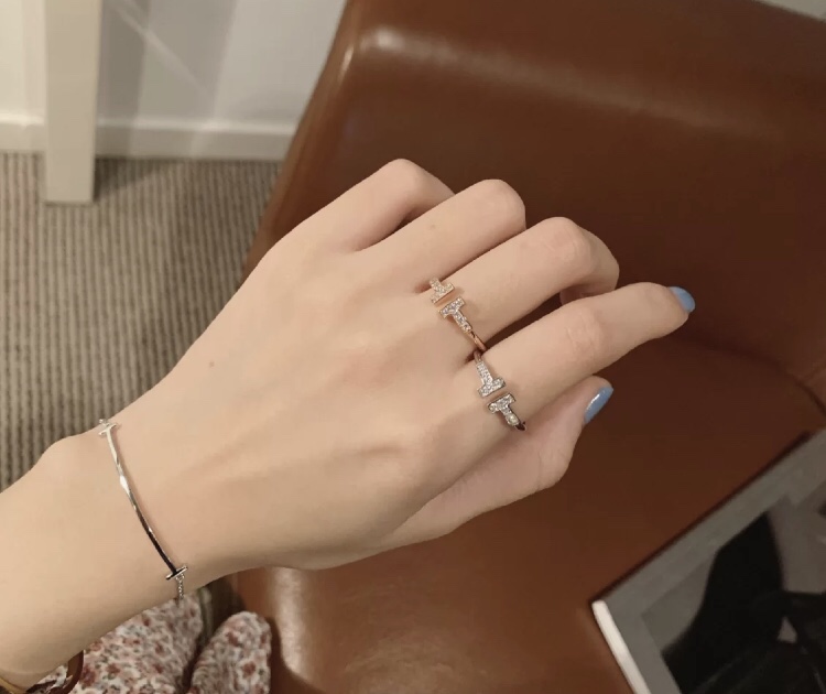 Tiffany No Diamond Smooth T Bracelet - Image 5