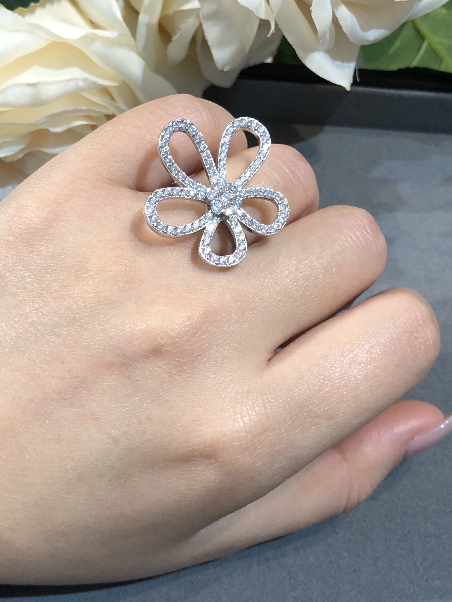 VCA Flowerlace Ring - Image 2