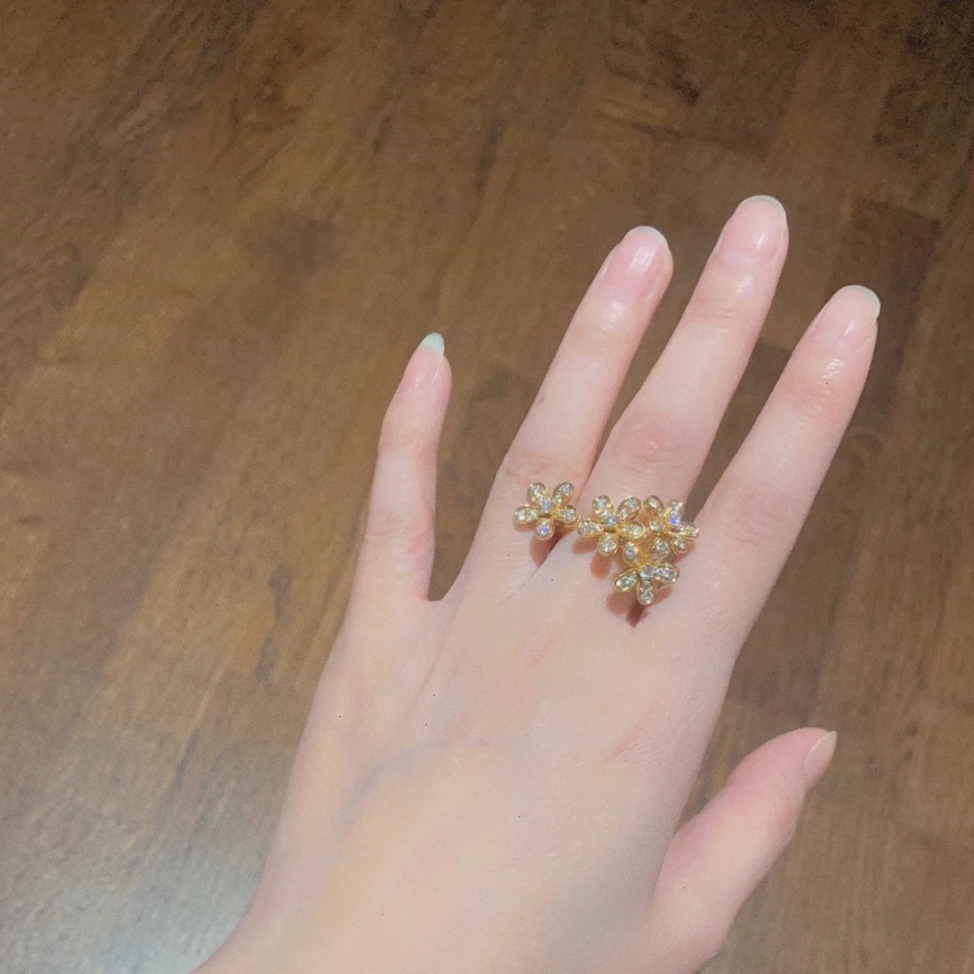 VCA Socrate Between the Finger Ring - Image 9