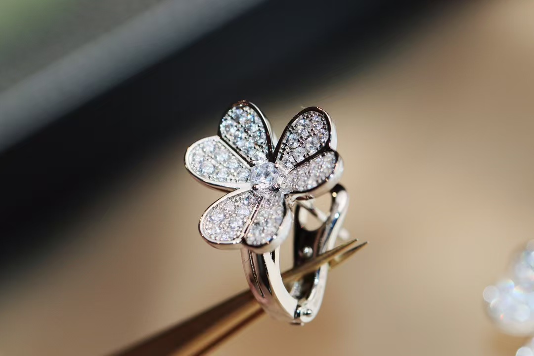 VCA Frivole Earrings - Small - Image 9