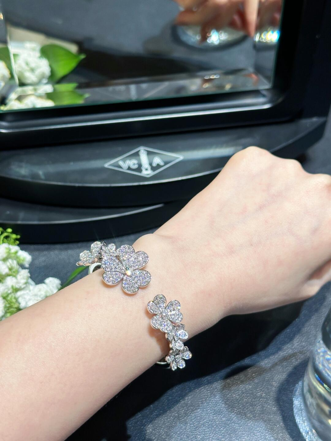 VCA Full Diamond Frivole 7 Flowers Bangle Bracelet - Image 3