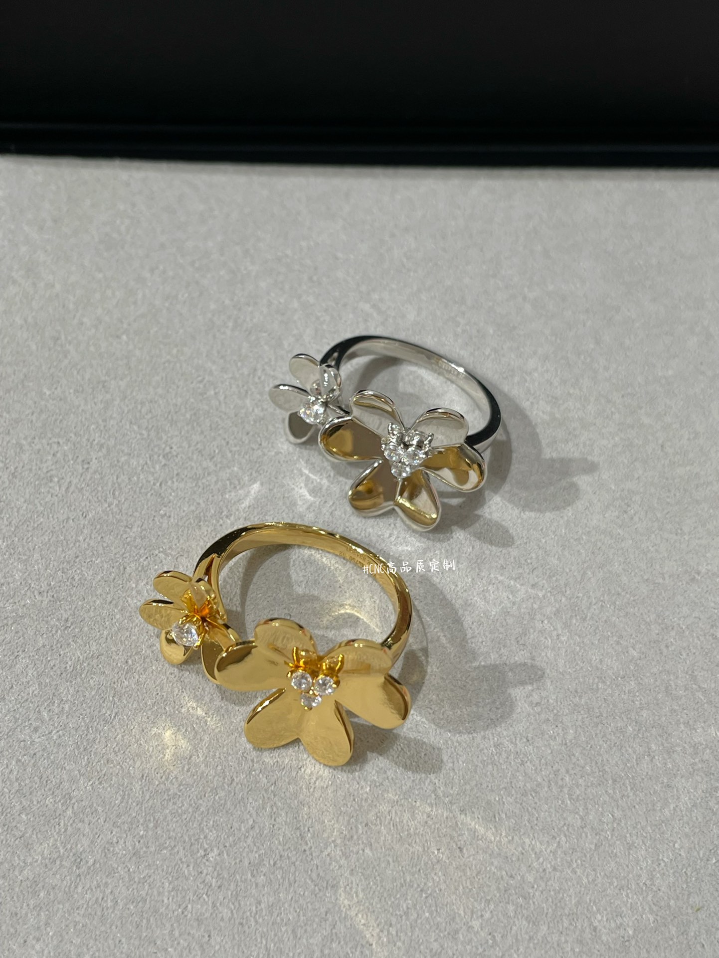 VCA 2 Flowers Frivole Between the Finger Ring - Image 10
