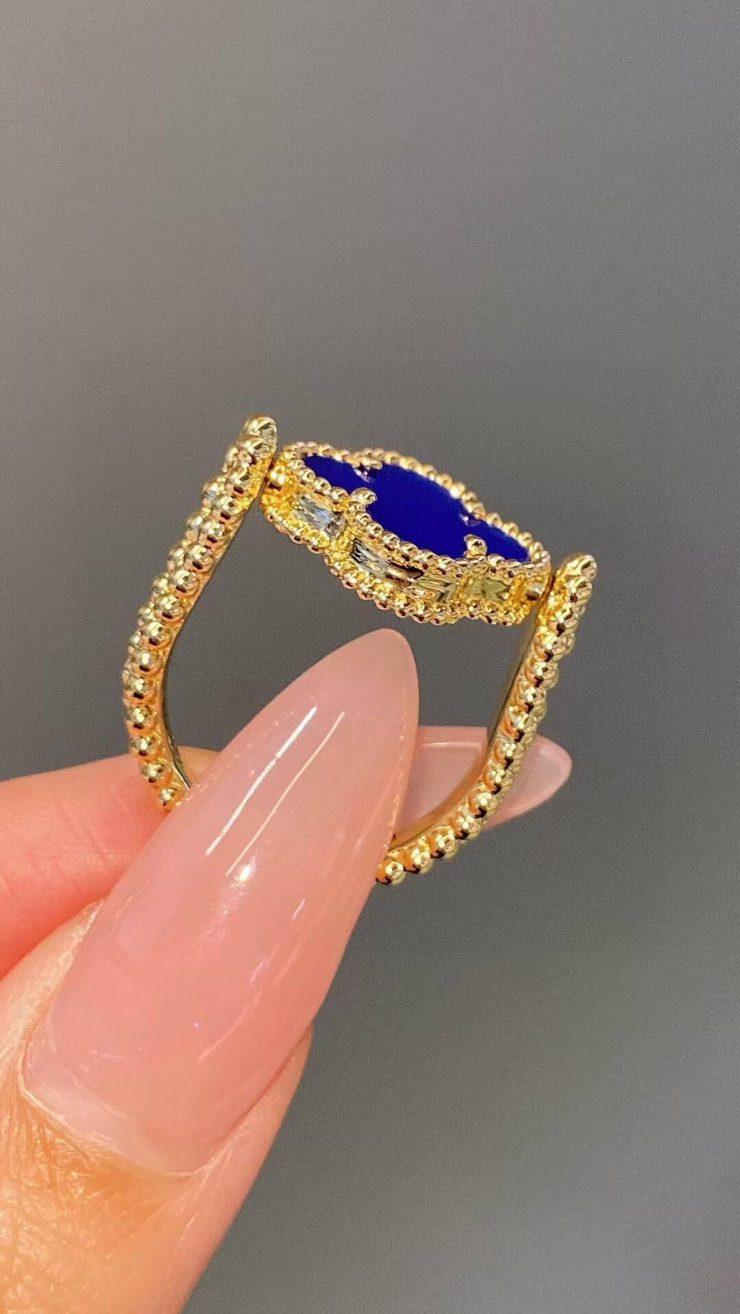 VCA Vintage Alhambra Reversible Ring, Yellow Gold, Blue Agate, Diamond - Image 3