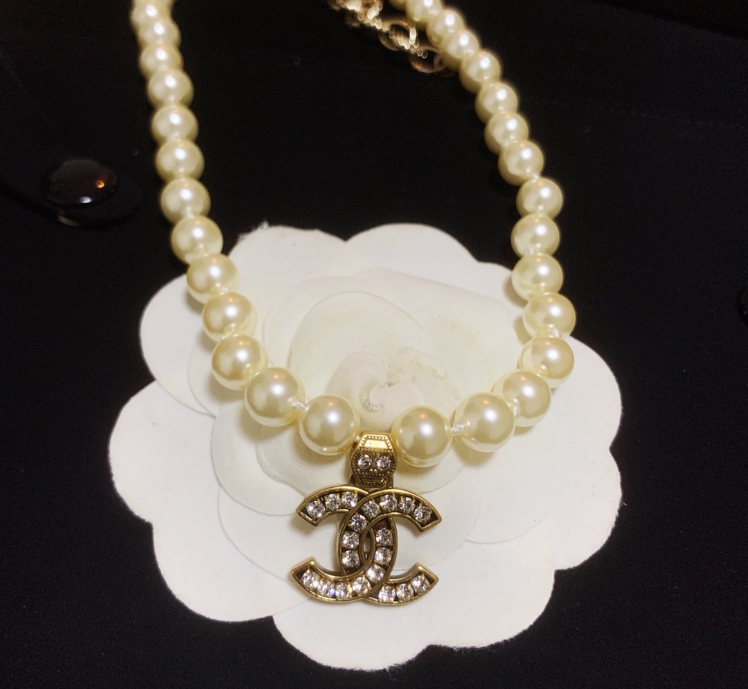Chanel Vintage Pearl Choker with CC Pendant Necklace - Image 5