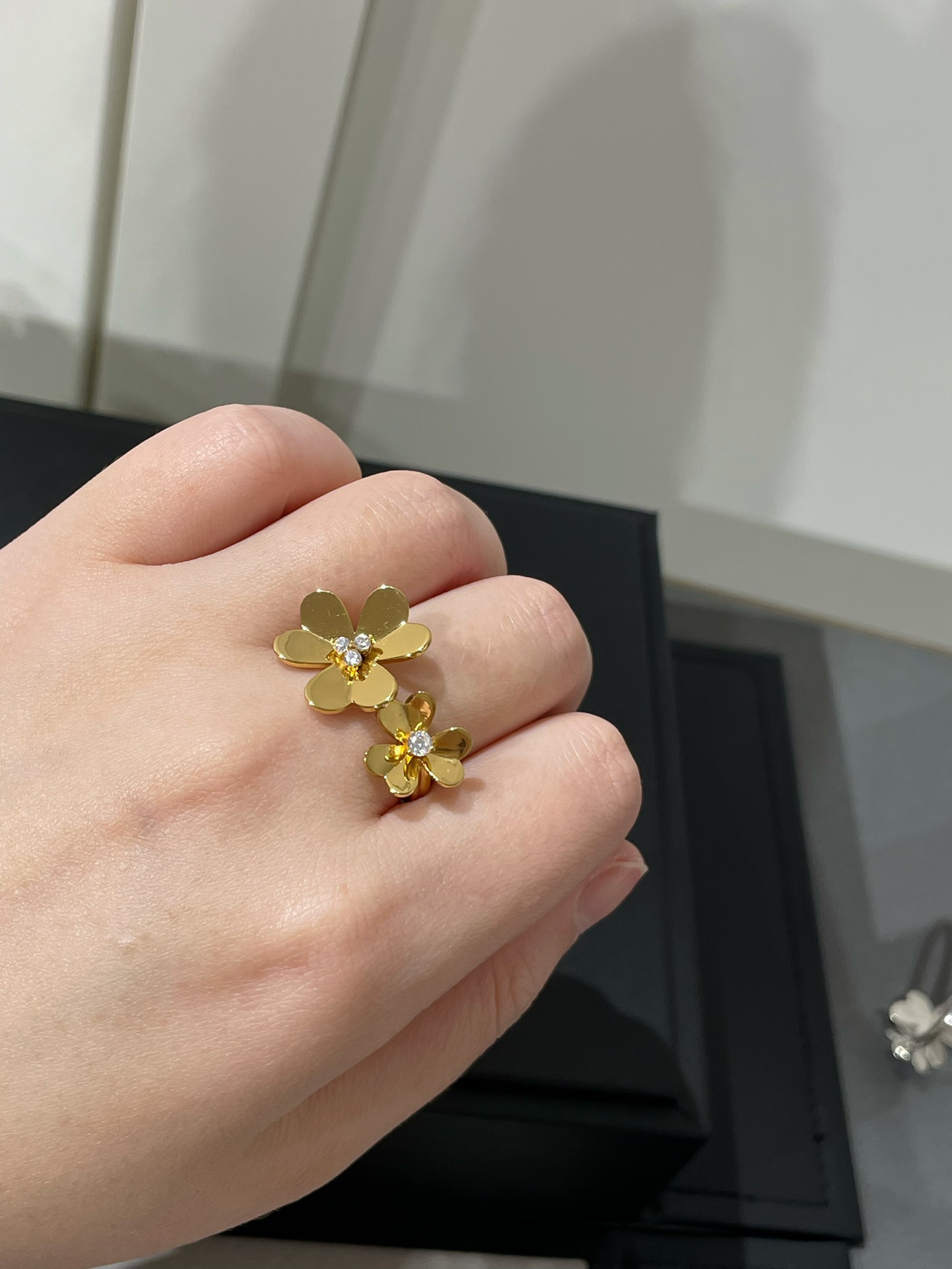 VCA 2 Flowers Frivole Between the Finger Ring - Image 5