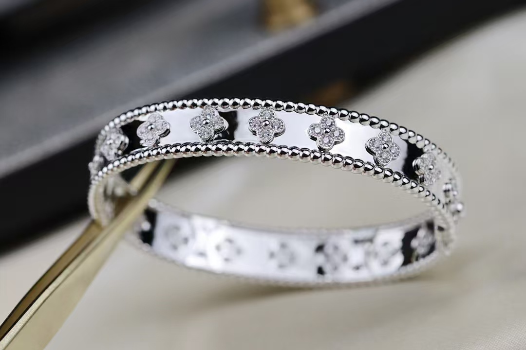 VCA Perlee Clovers Bracelet, Medium Bangle - Image 11