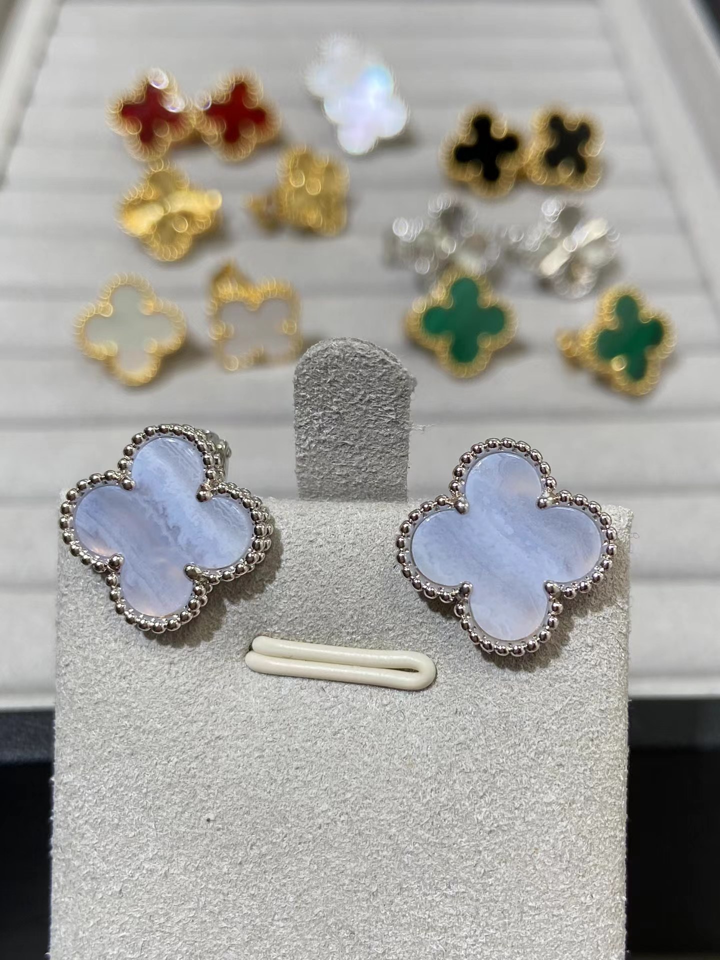 VCA Fog Purple Clover Earrings - Image 4