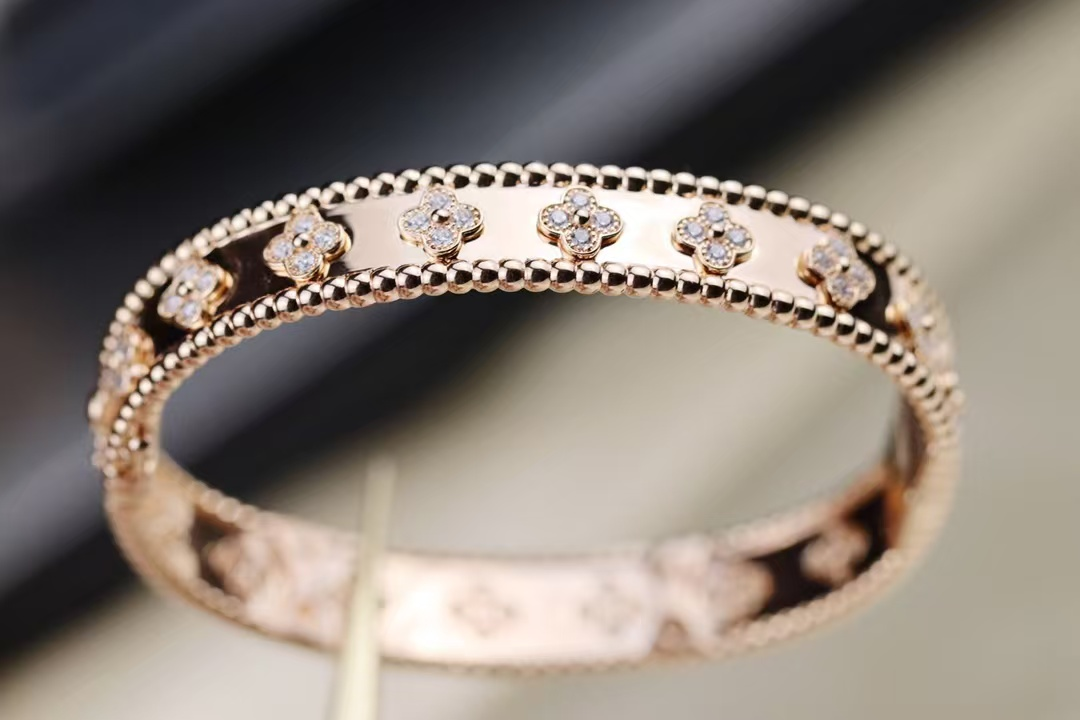 VCA Perlee Clovers Bracelet, Medium Bangle - Image 7