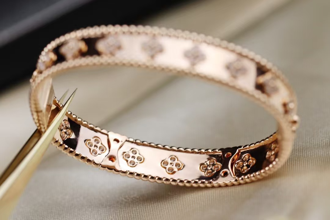 VCA Perlee Clovers Bracelet, Medium Bangle - Image 6