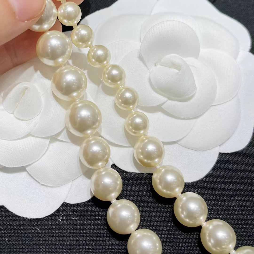 Chanel Vibe Gradient Pearl Necklace - Image 7