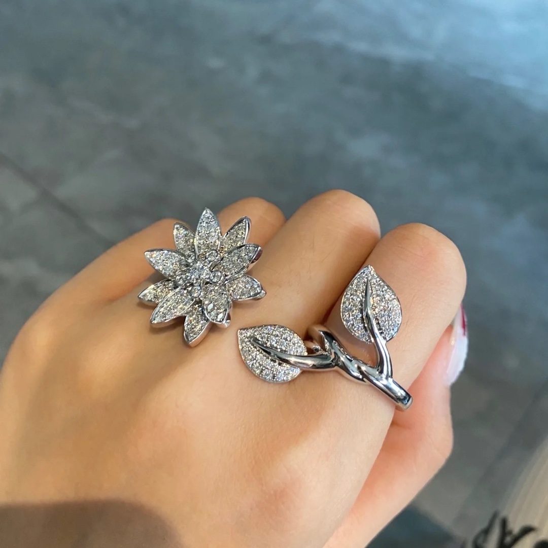 VCA Lotus Between the Finger Ring - Image 4