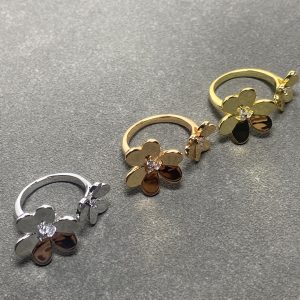VCA 2 Flowers Frivole Between the Finger Ring