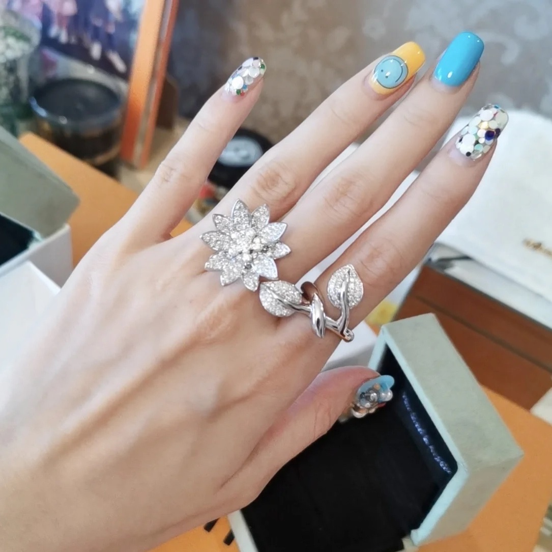 VCA Lotus Between the Finger Ring - Image 10