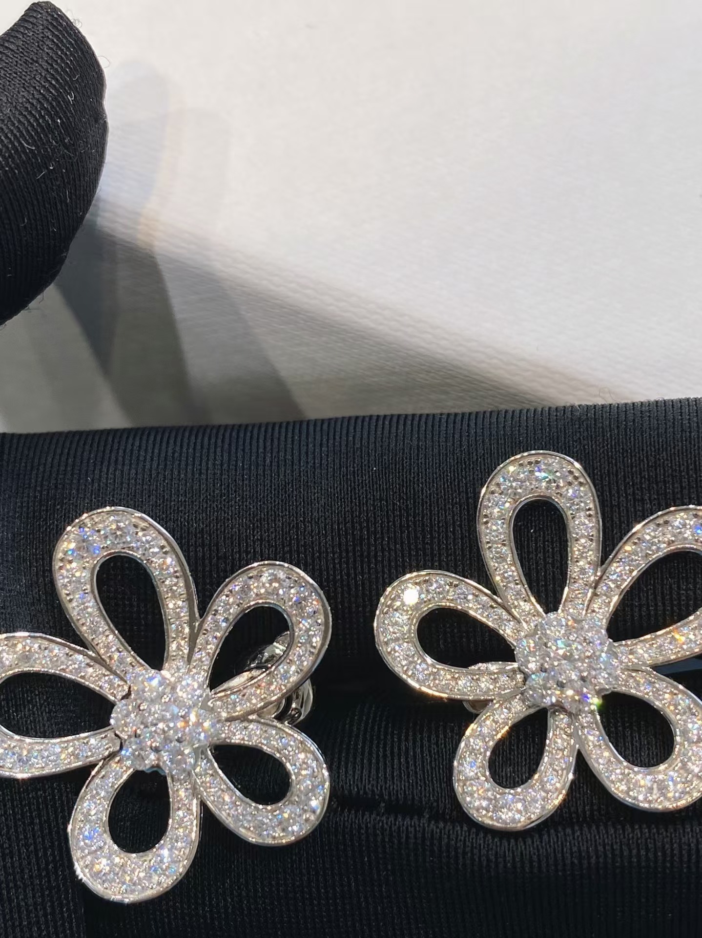 VCA Flowerlace Earrings - Image 6