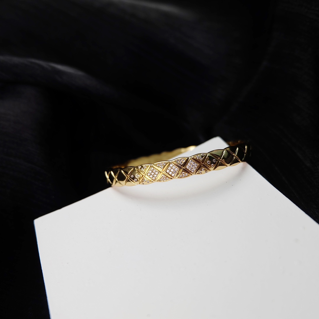Chanel Diamond Coco Crush Bangle Bracelet - Wide Version - Image 4