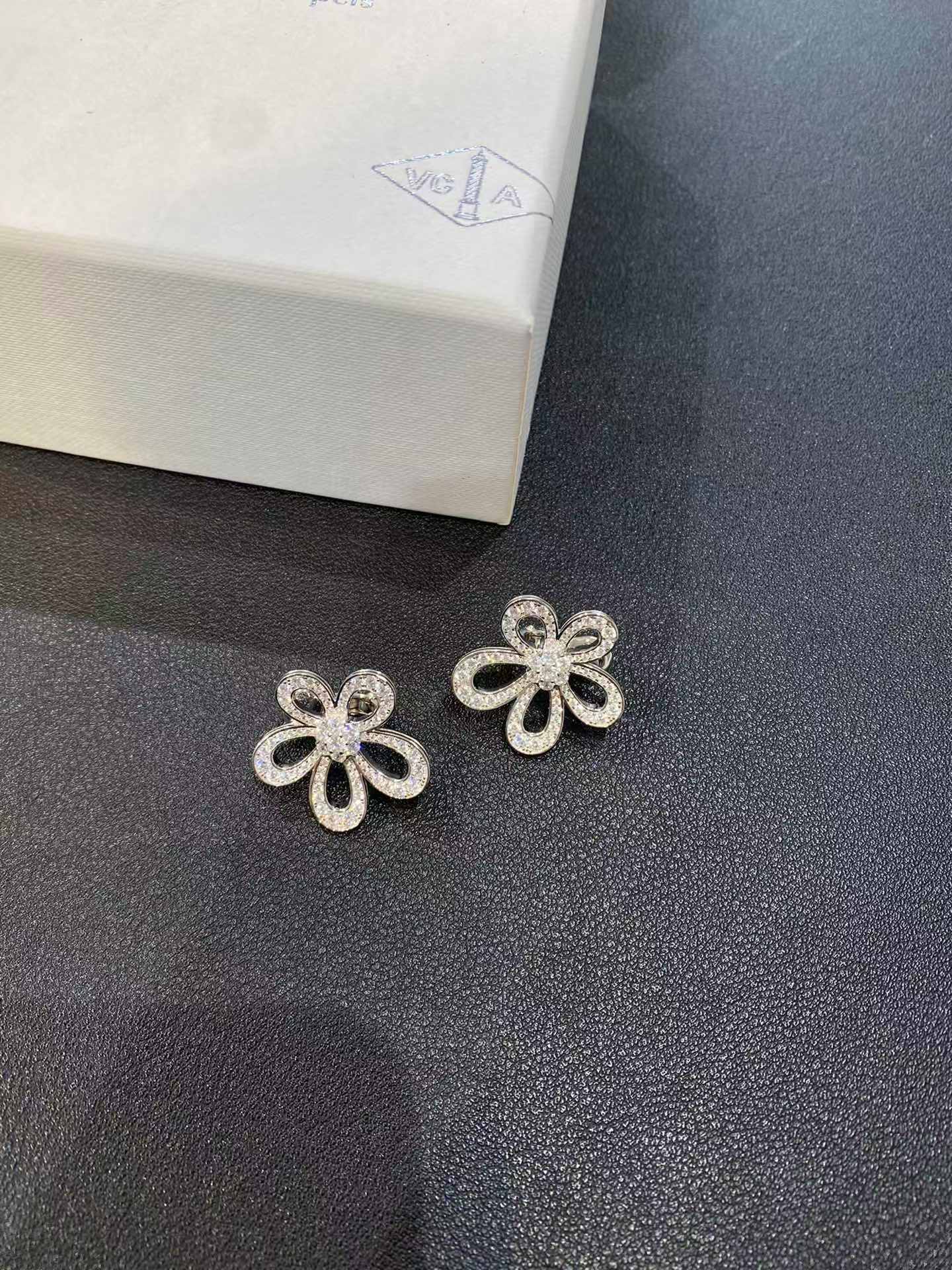 VCA Flowerlace Earrings - Image 8
