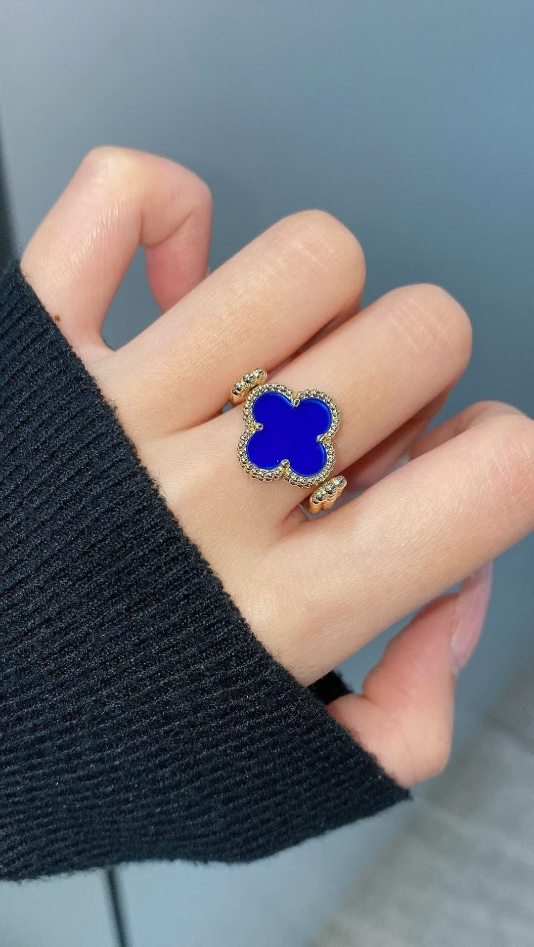 VCA Vintage Alhambra Reversible Ring, Yellow Gold, Blue Agate, Diamond - Image 2