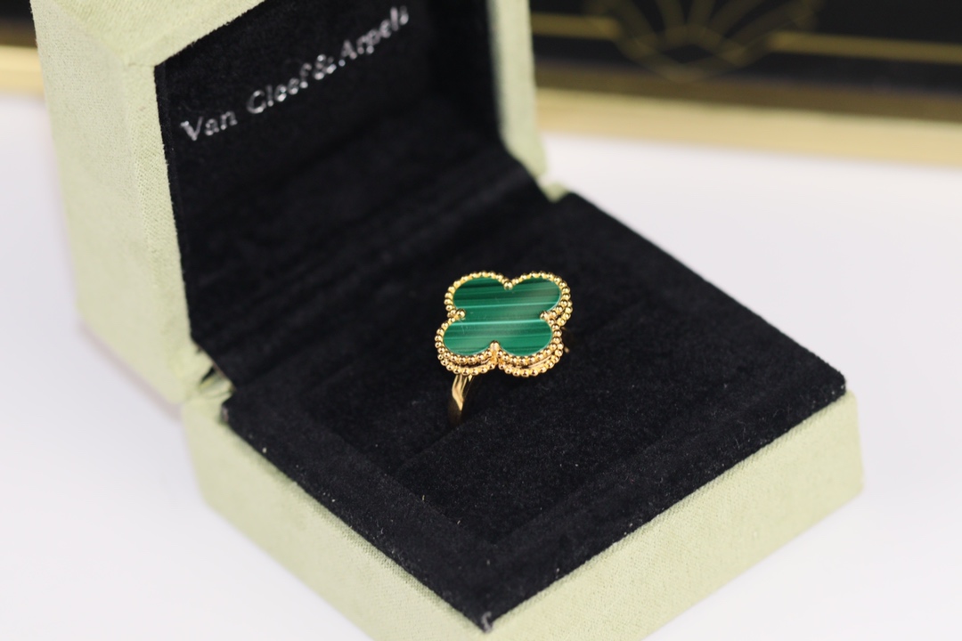 VCA Green Malachite Magic Alhambra Ring - Image 4