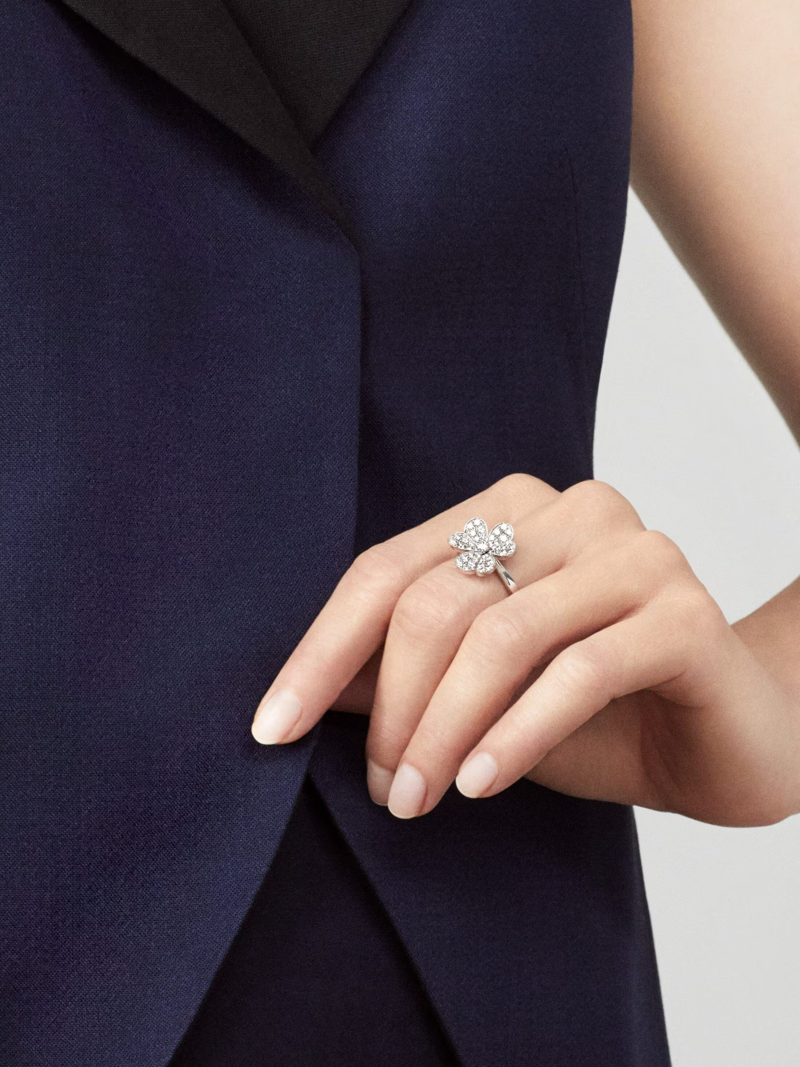 VCA 1 flower Frivole Ring - Image 3