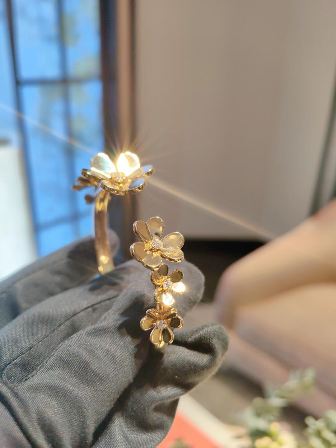 VCA Frivole 7 Flowers Bangle Bracelet - Image 4