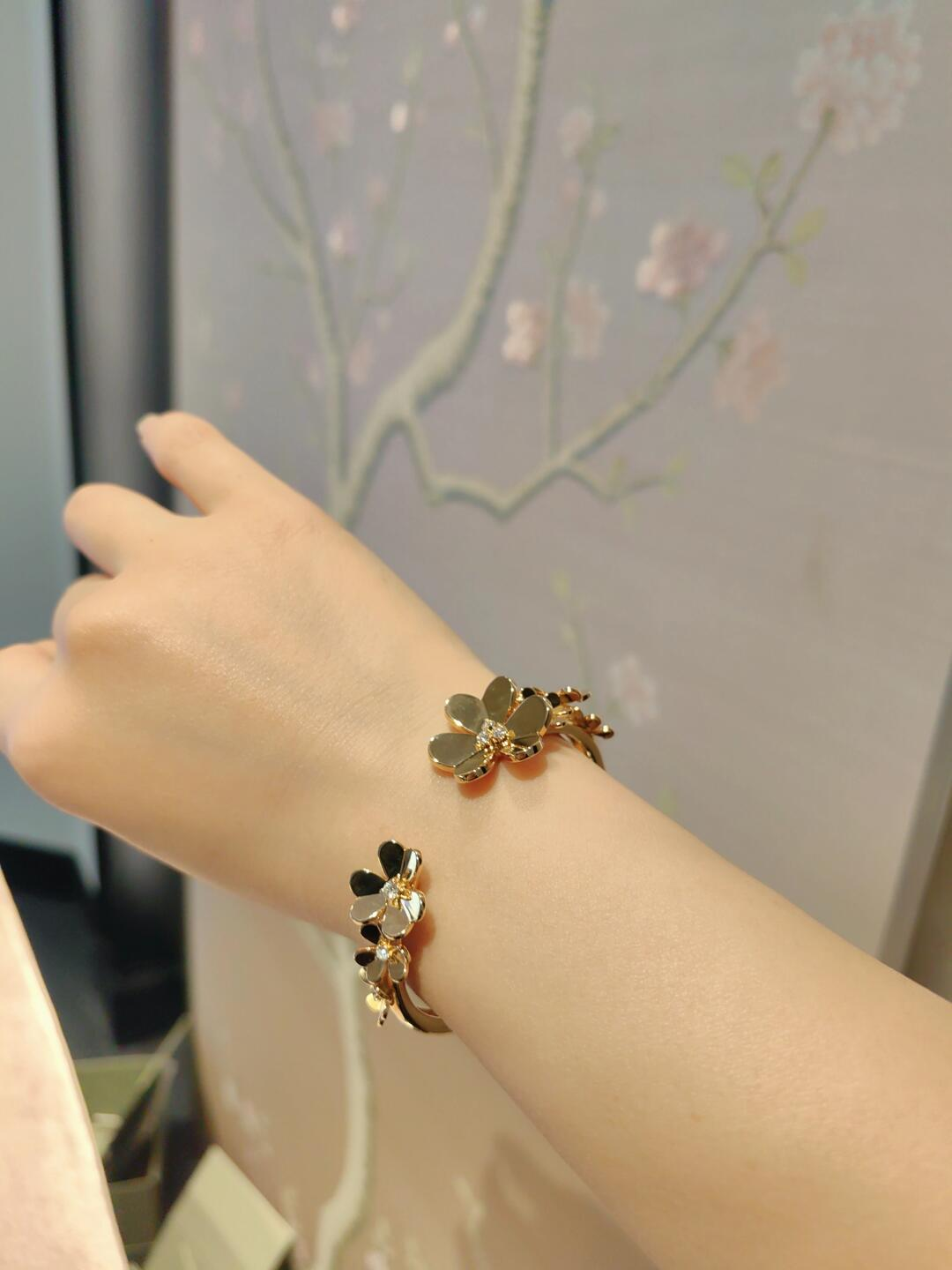 VCA Frivole 7 Flowers Bangle Bracelet - Image 8