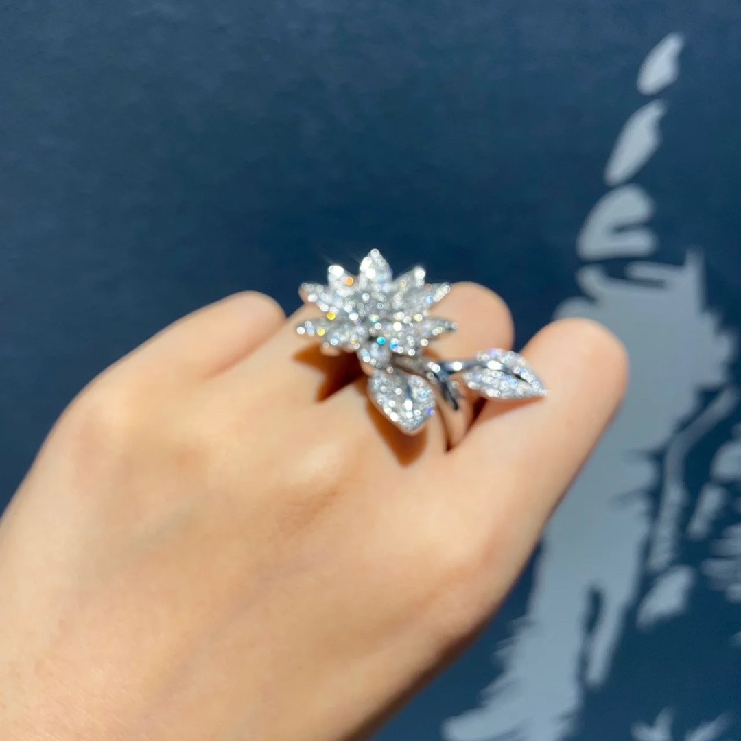 VCA Lotus Between the Finger Ring - Image 5