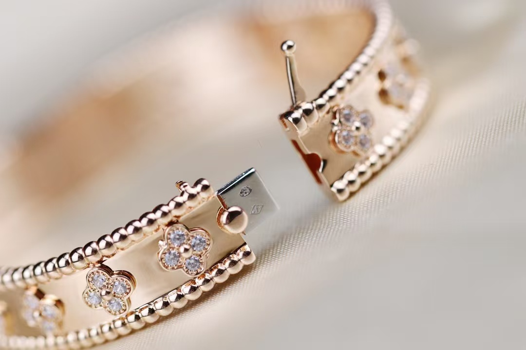 VCA Perlee Clovers Bracelet, Medium Bangle - Image 9