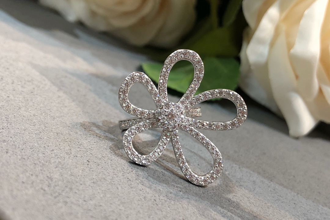 VCA Flowerlace Ring - Image 9