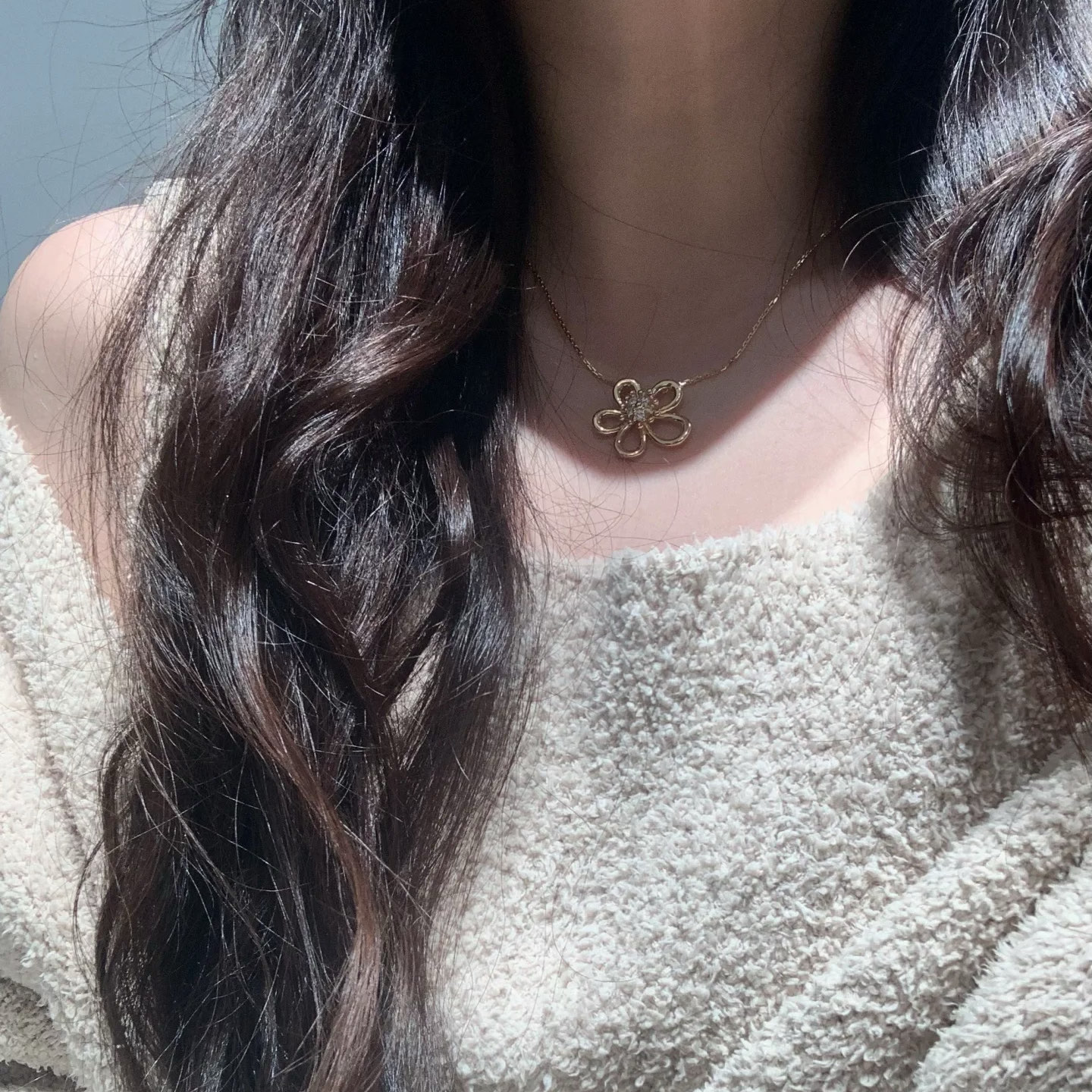 VCA Flowerlace Pendant Necklace - Image 8