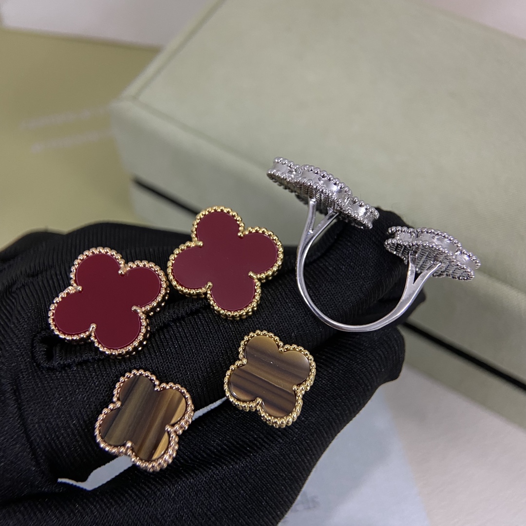 VCA Magic Alhambra Ring Between Finger - Image 6