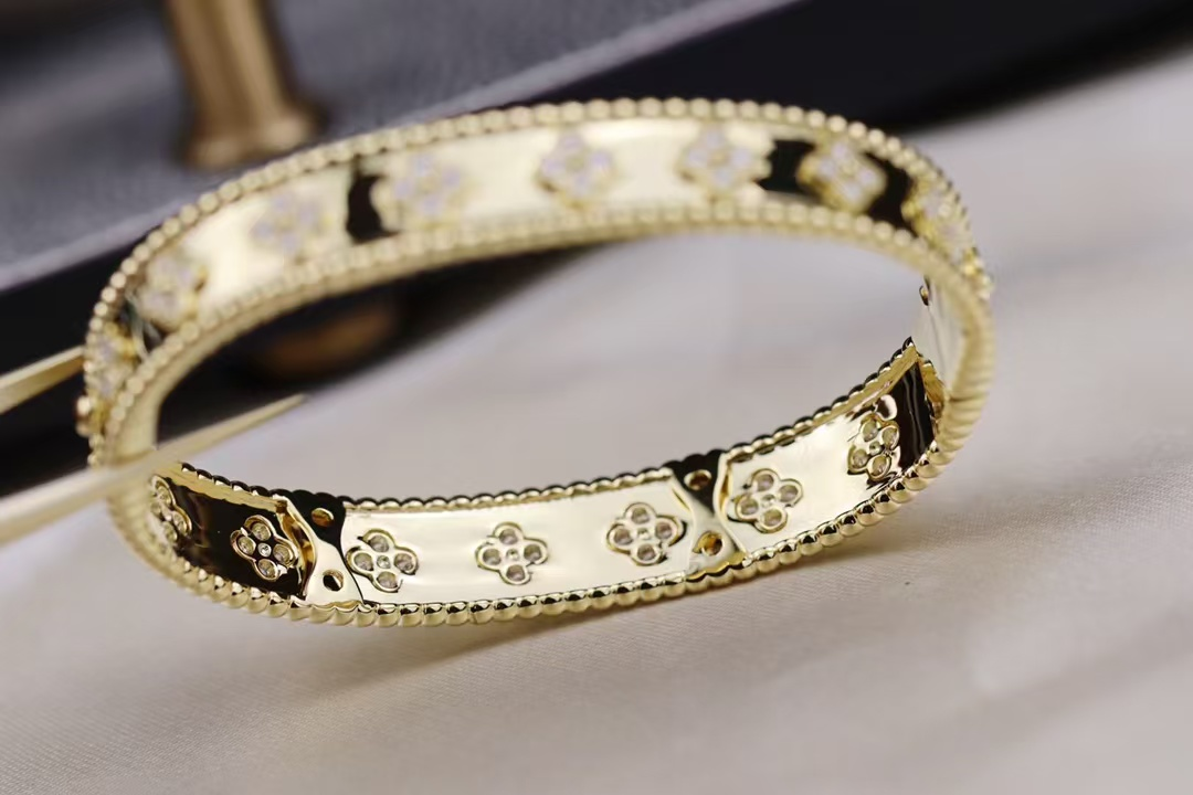 VCA Perlee Clovers Bracelet, Medium Bangle - Image 2