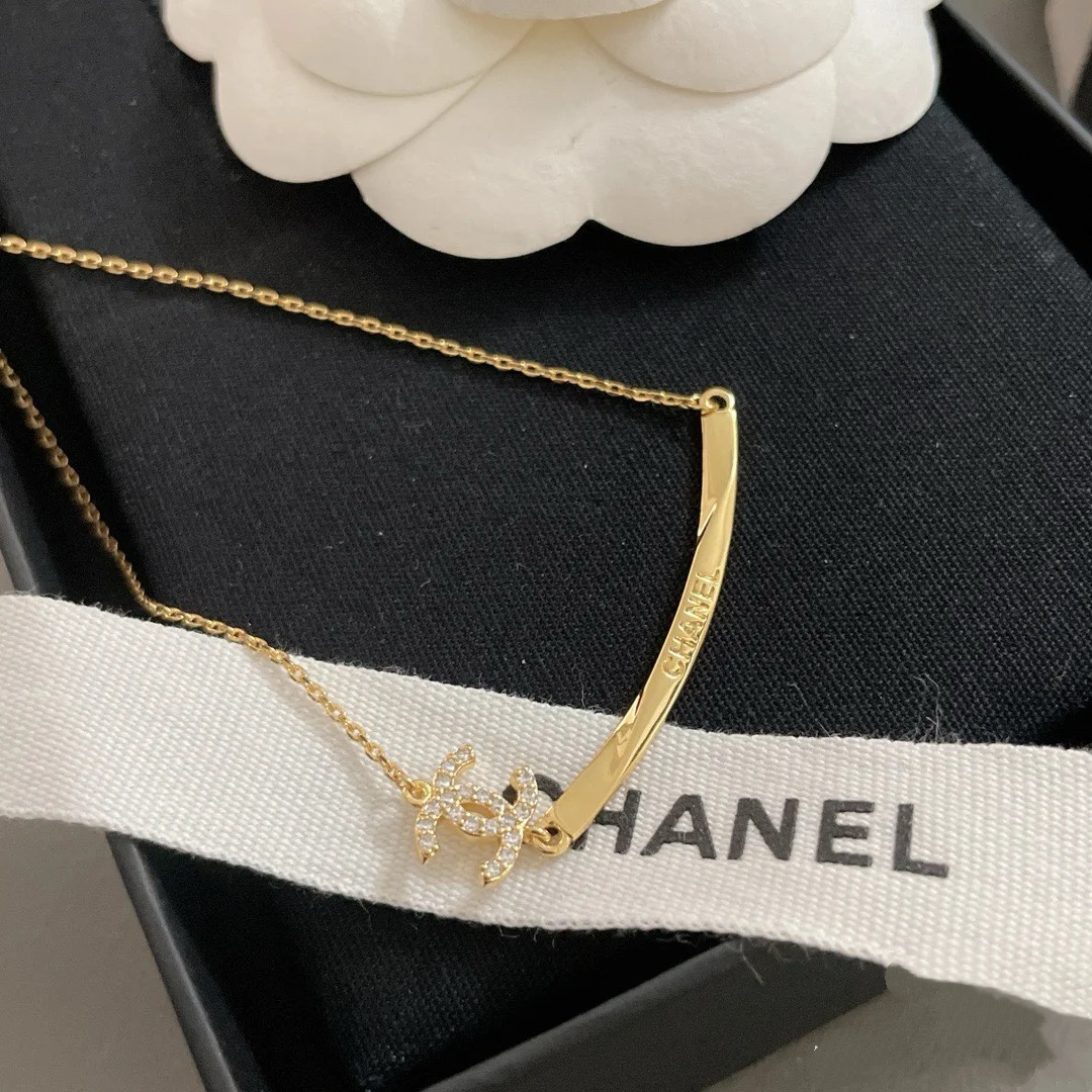 Chanel Smile Necklace Minimalistic - Image 4