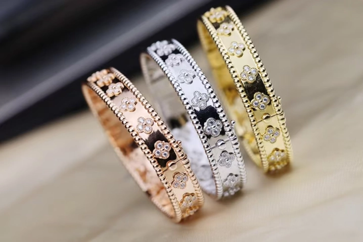 VCA Perlee Clovers Bracelet, Medium Bangle