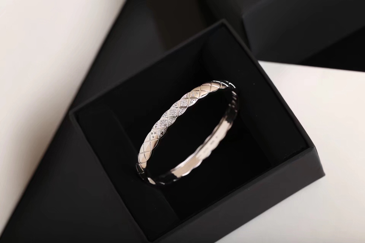 Chanel Diamond Coco Crush Bangle Bracelet - Wide Version - Image 8