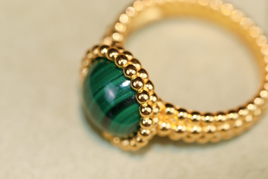 VCA Yellow Gold Malachite Perlee Couleurs Ring - Image 13