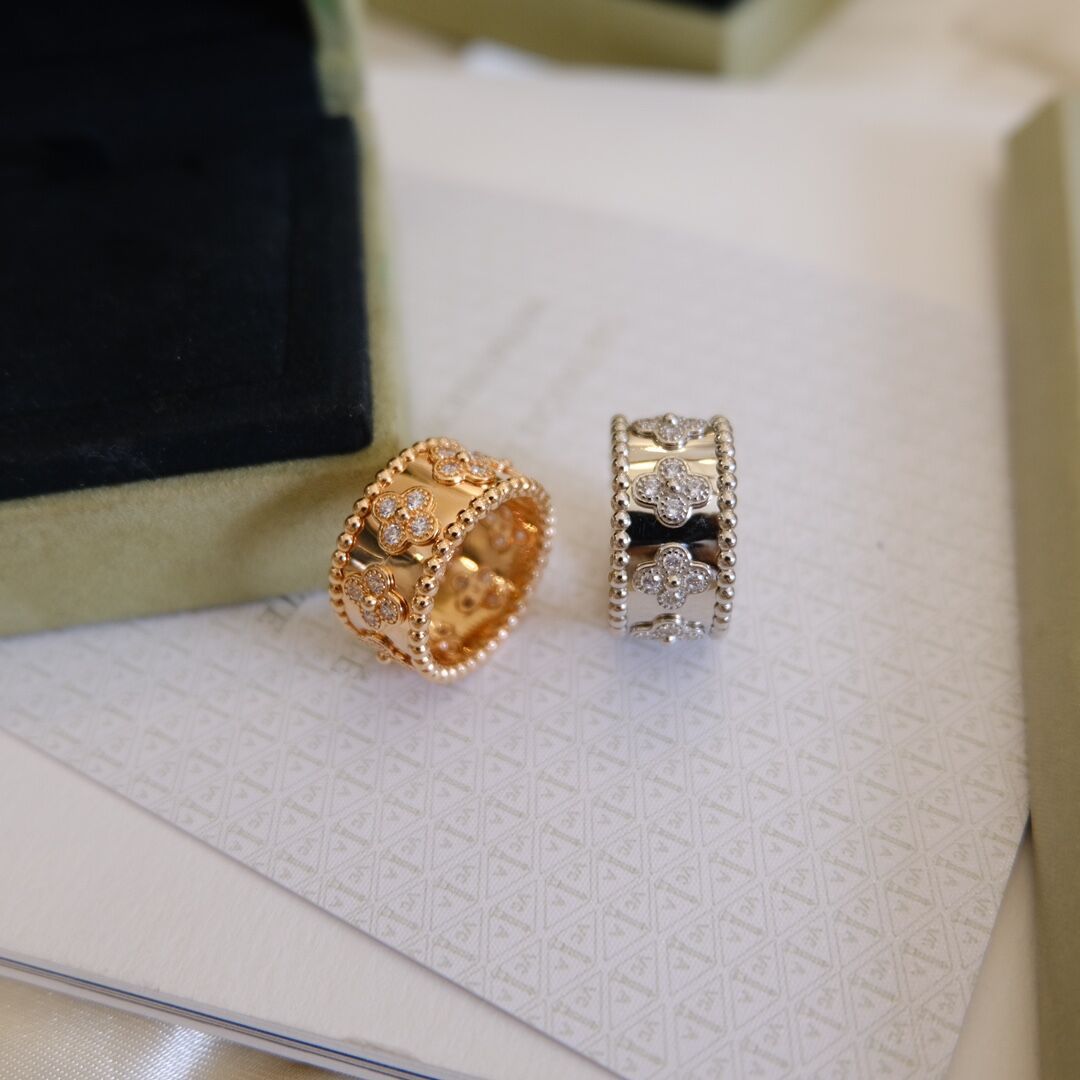 VCA Perlee Wide Four Leaf Clover Ring - Image 2
