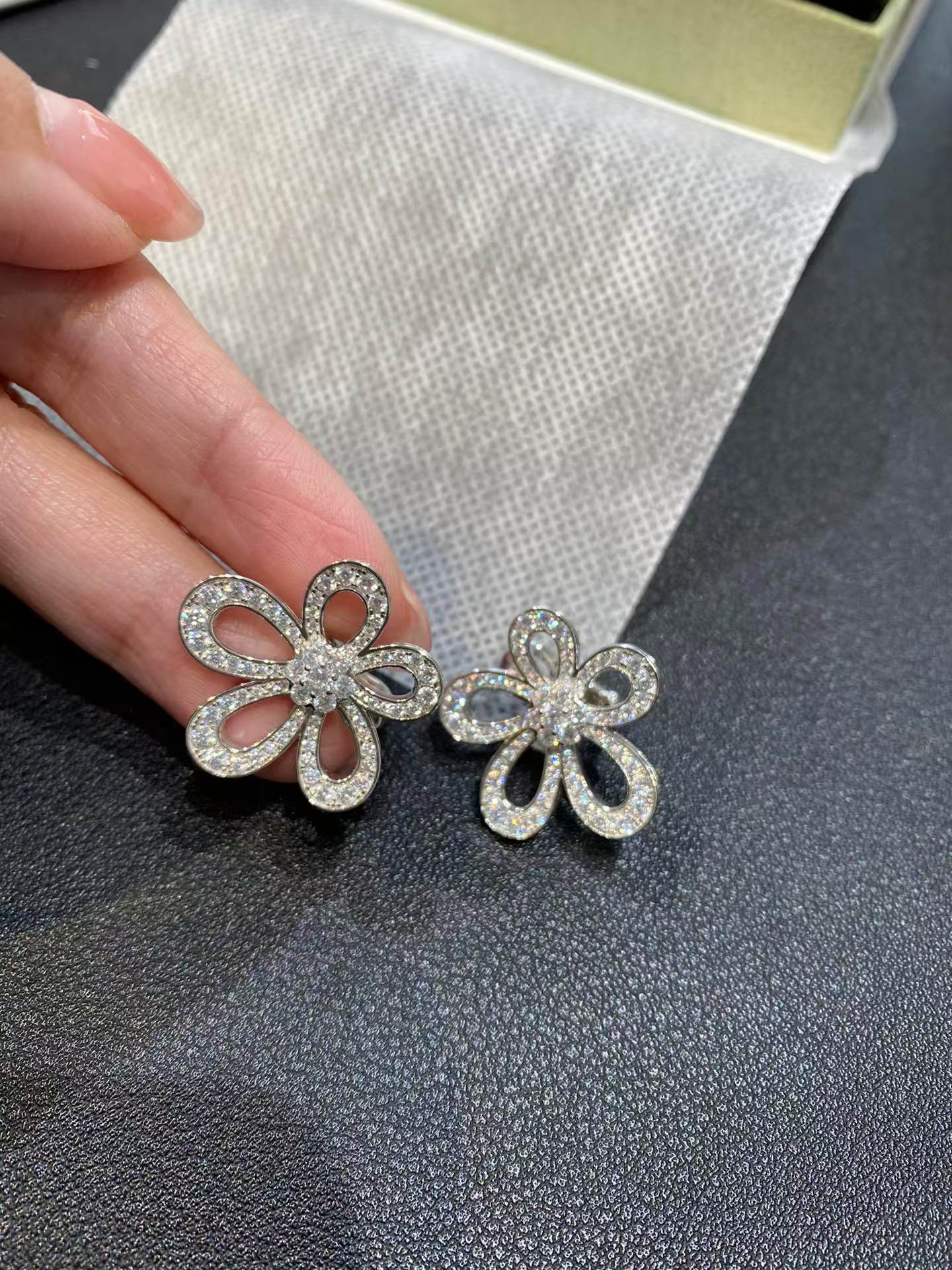 VCA Flowerlace Earrings - Image 5