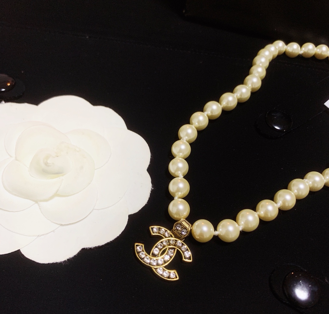 Chanel Vintage Pearl Choker with CC Pendant Necklace - Image 2
