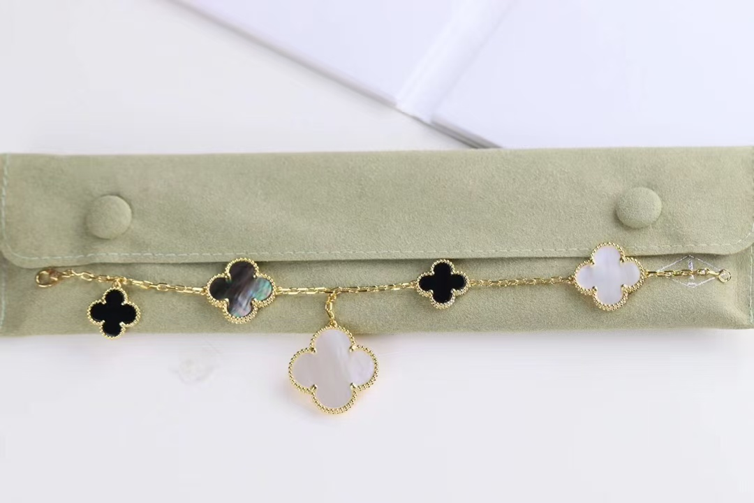VCA Magic Alhambra Bracelet 5 Motifs - Image 8