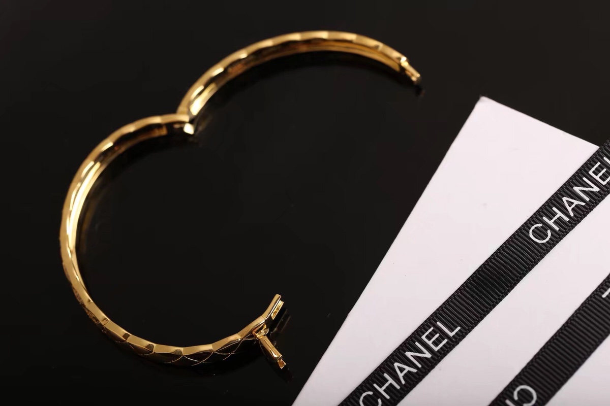 Chanel Diamond Coco Crush Bangle Bracelet - Wide Version - Image 9