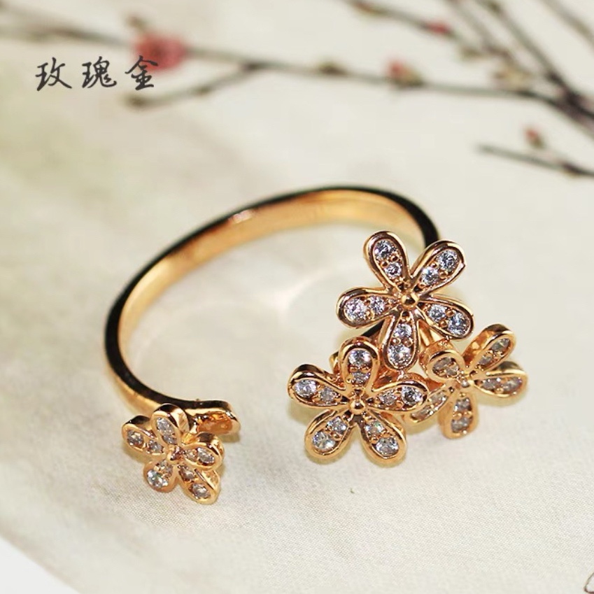 VCA Socrate Between the Finger Ring